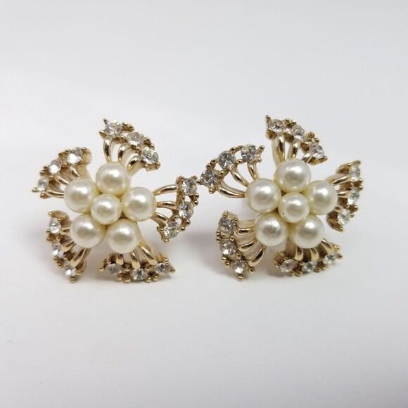 Vintage Kramer Floral Shape Cufflinks, Faux Pearl Center, Gold Tone Estate - Picture 1 of 7